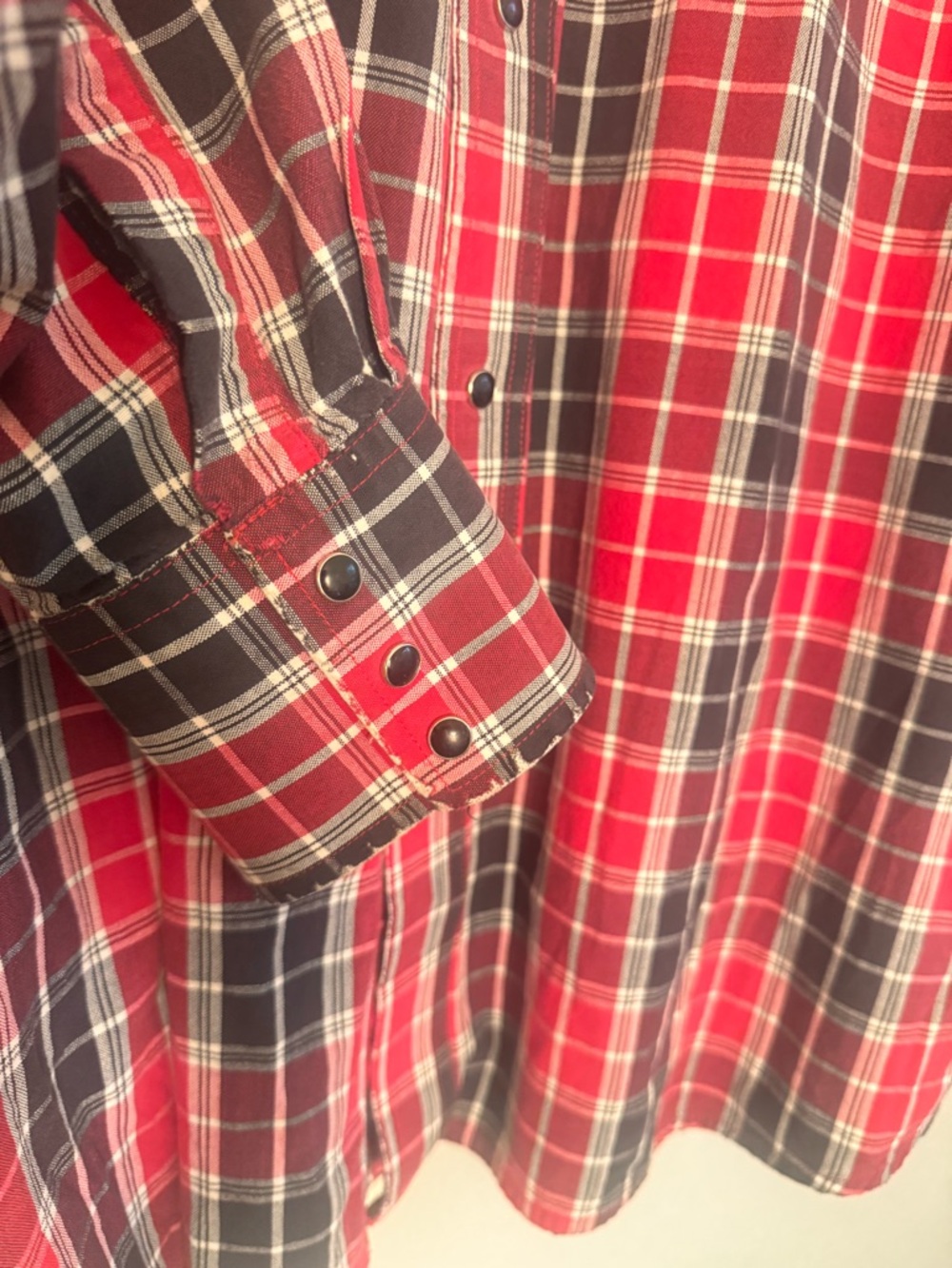 Vintage Wrangler Men’s L Red and Black Plaid Western Shirt w/ black Pearl Snaps - Picture 4 of 5